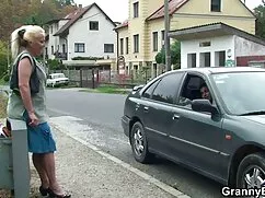男は二つの美しいロシアのベッドでディック ...