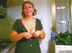 ソファの上にバイブレータ マッサージ 女 ...
