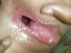 ママは彼女の娘にフェラチオを与える方法を ...