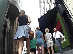 倉庫の黒人女性は吸う。 すけべ 女 動画