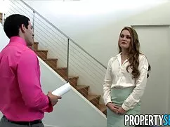 十代のアジアのスキニーディック吸毛。 女 ...