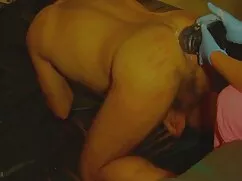 キッチンで女の子とセックスをしている男  ...