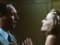 彼女は茶色の髪の大人です。 ウェブカメラ ...